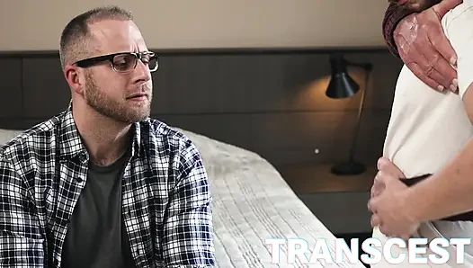 Trans stevie trixx götünü sikiyor üvey babası Girth Brooks tarafından sikiliyor