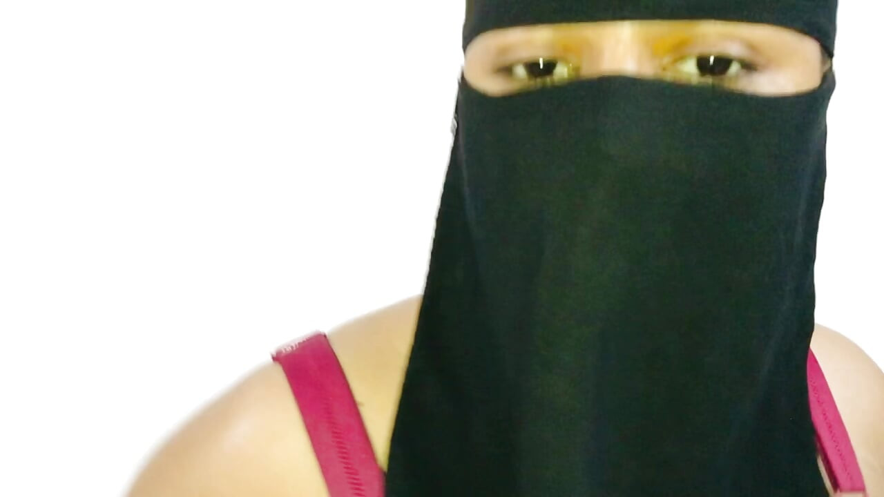 Sora vitregă desi mare se în fața fratelui ei vitreg de 18 ani.