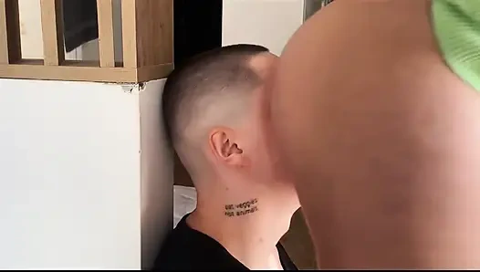 Жена лучшего друга дала мне посидеть на лице на день рождения! Сперма в ее рот в подарок!