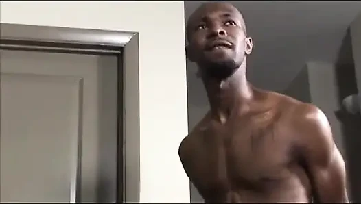 Kel kadın apartmanda arkadaşlarının götünü arkadan sikiyor