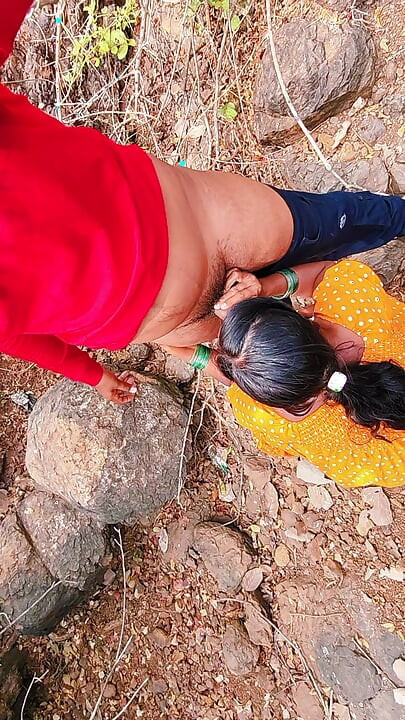 Skog utomhus indisk desi by bhabhi sexig look suking hot boy land, utomhus by avsugning creampi - het tjej avsugning mms.
