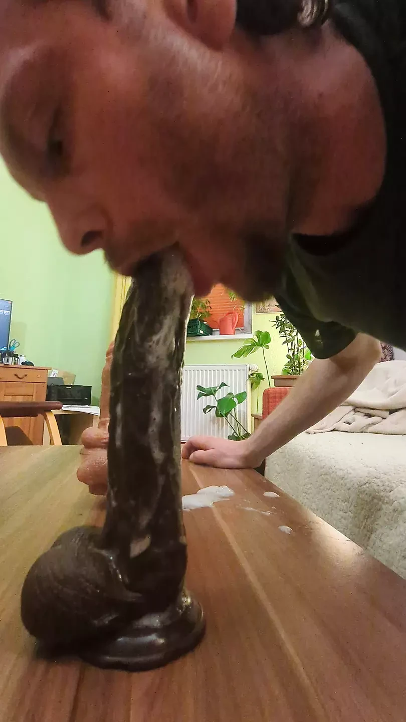 Natte speekseldildo diep in keel 8