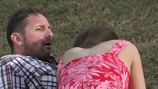 Vollbusiges schätzchen wird im freien anal gefickt