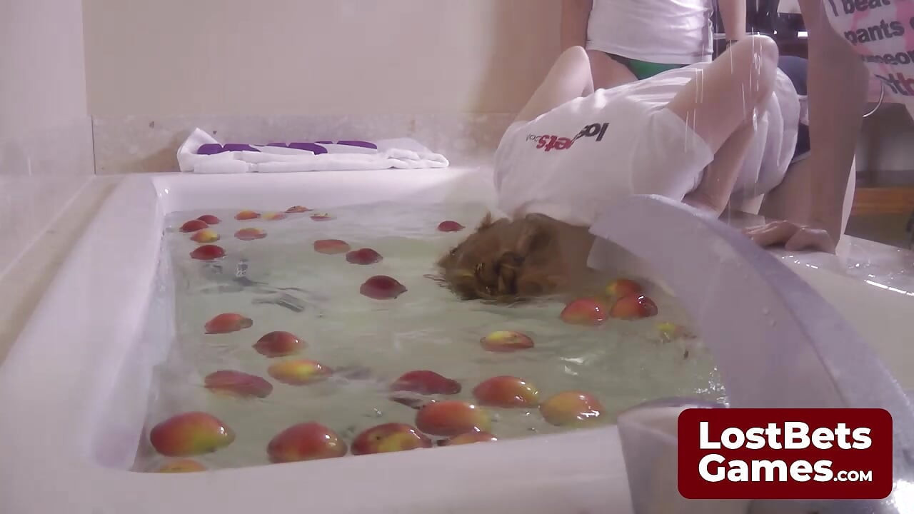 Négy leszbikus vetkőzik le, miközben almát halásznak a szájukkal.