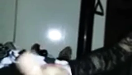 Gadis pemalu memberikan handie