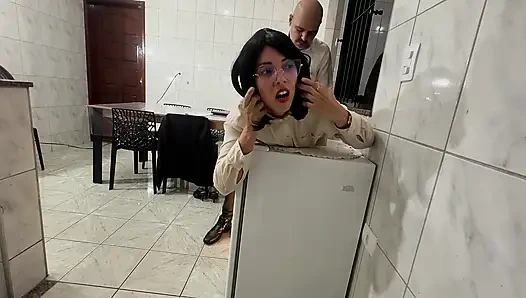 Sekreter götüne tokat atarak ve dölleme ile anal penetrasyonla şaşırıyor.