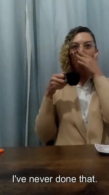 Spannender moment aus "Das mädchen im café überzeugen, sex im badezimmer zu haben"