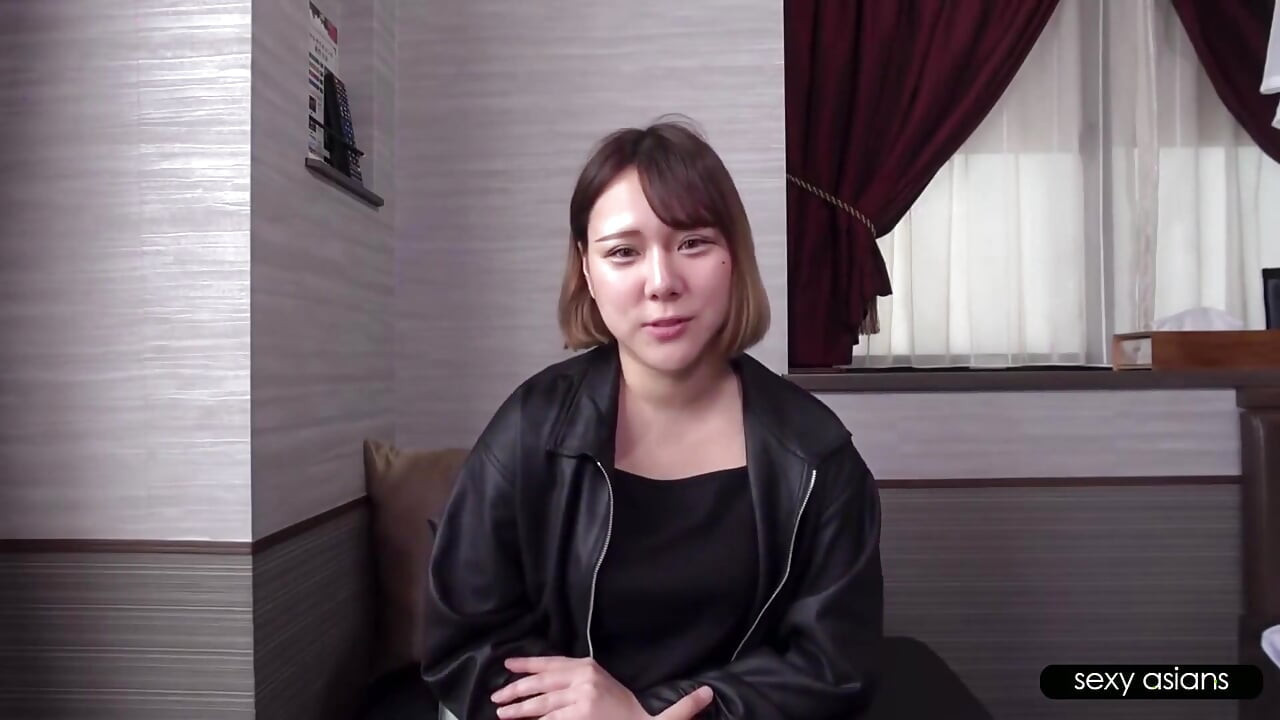 La anfitriona de estilo Gyaru regresó para una sesión privada rara, mostrando sus curvas y su encanto confiado