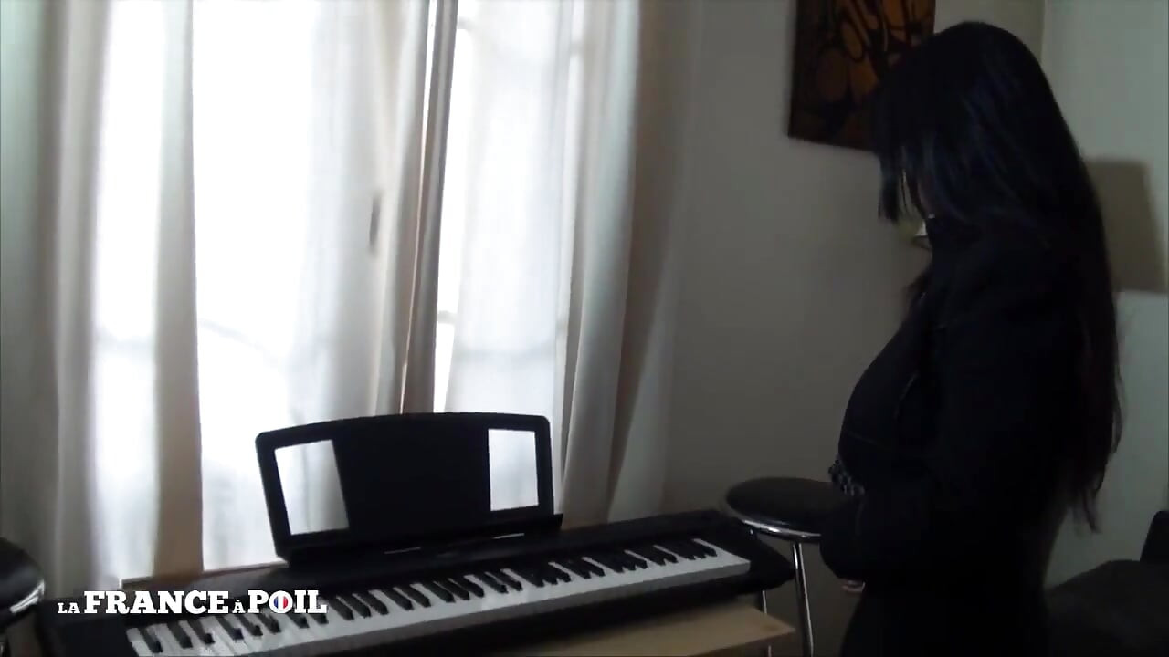 O curvă asiatică cu țâțe destul de mici prinsă pe stradă este analizată