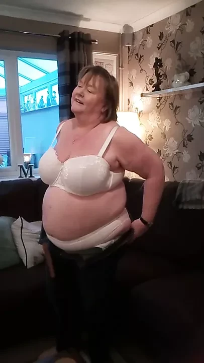 fat mature whore from Cardiff showing her arse