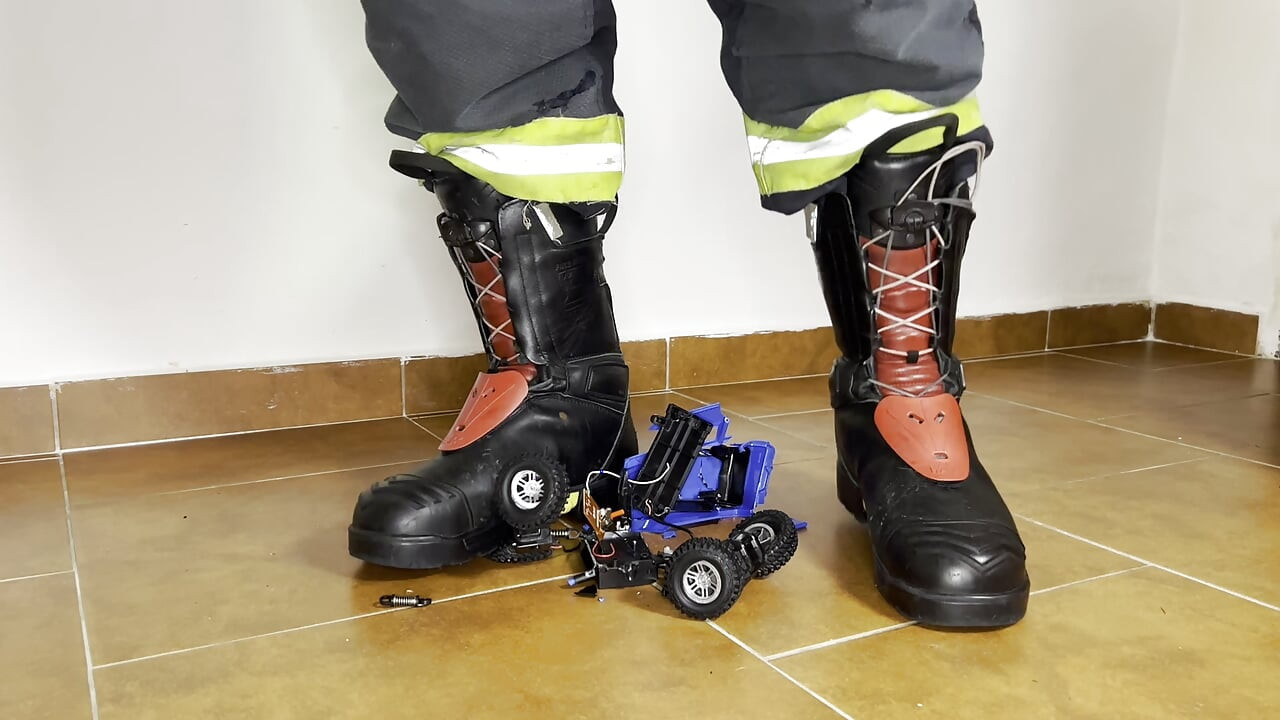 Firefighter crush RC Truck with Haix