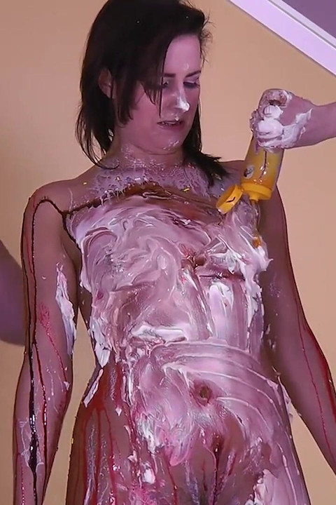 Ένα δελεαστικό παιχνίδι προσώπου με ταινίες όπου τα κορίτσια εναλλάσσονται με ένα πόμολο