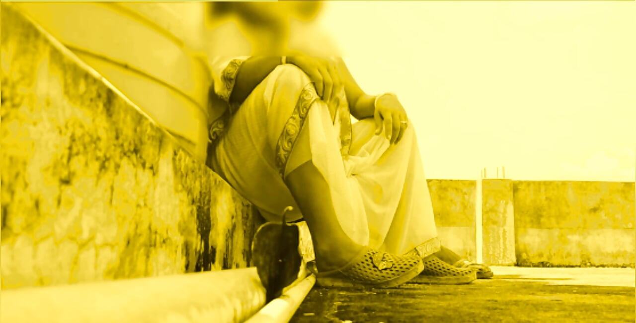 أمسك بهابي الخجولة في المبنى الخاص بي على السطح وأعطيها نيك كس على السطح.
