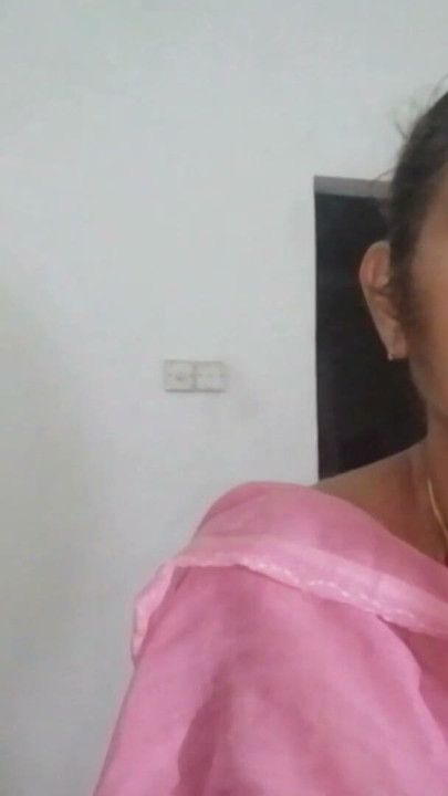 सौतेला बेटा चूमते हुए पकड़ा गया और सौतेली माँ उसे सजा देती है | क्लिप 1