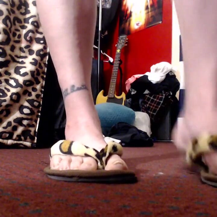 Toe wiggling flip flops