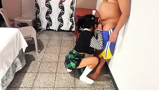 Gadis sekolah pergi berpesta dengan guru setelah sekolah