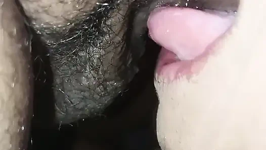 Sie lutschte seinen Penis, ohne ihn aus der Kehle zu nehmen und hielt nur auf, wenn er völlig weich war.