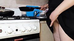 Снимаю на скрытую камеру, как моя домохозяйка готовит еду и мастурбирует