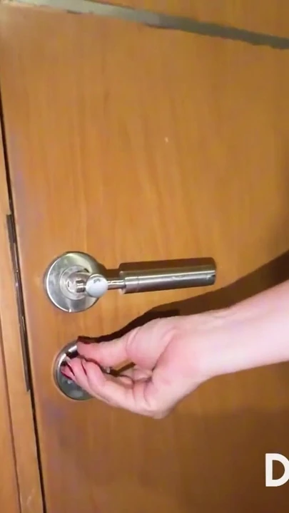 我操正在我家做安排的员工，他们差点抓住了我。|剪辑 1