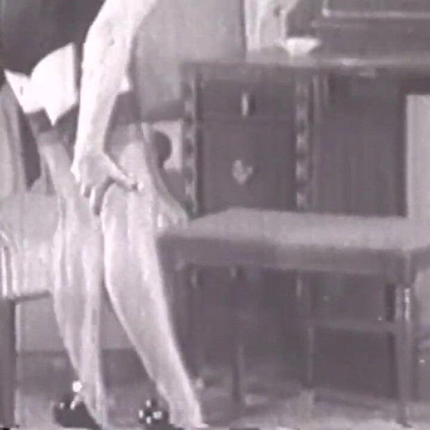 Awek vintaj dengan gaya rambut tua berbogel dari pakaian dalam seksinya