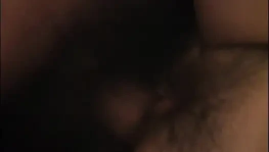 Cewek semok rambut pirang dengan memek berbulu dientot habis-habisan sama kontol besar amatir