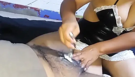Eski moda şekilde komşumun penisini ve taşaklarını tıraş ediyorum, tıraşlı yarağı çok lezzetli görünüyordu ve ona ilk kez verdim