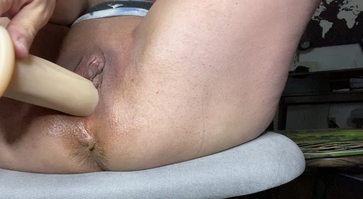 Tampilan jarak dekat dari everydeygrey meniduri dirinya sendiri dengan dildo