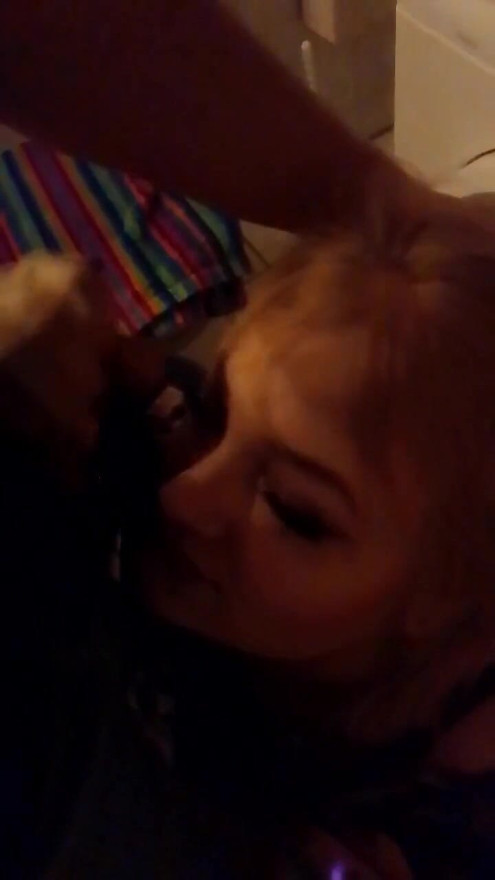 Ea fumează în baie și apoi i se permite să sufle | Clip 1
