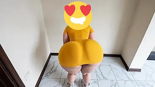 Cewek pantat montok ini lagi goyangin pantat bahenolnya