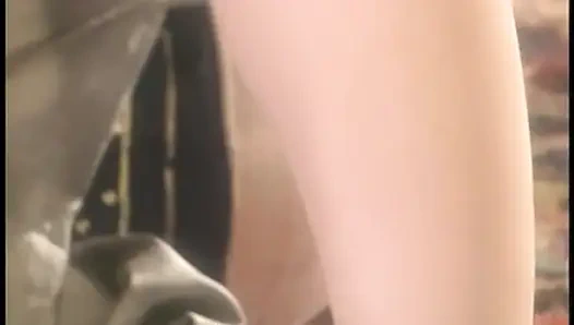 Schwarze schönheit bekommt ihre enge muschi von asiatischem küken geleckt