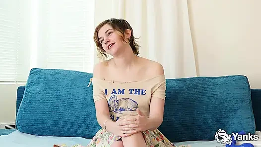 Mercy West in Sexy Kniestrümpfen