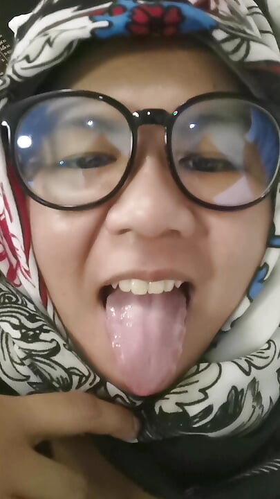 POV: Menina viral da Indonésia em seu quarto