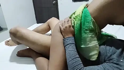 Ürkütücü üvey baba üvey kızının sıkı genç genişletiyor