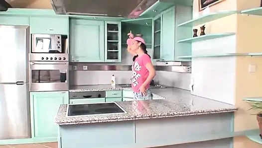 Genç kız yaşlı bir adamın yarağını alıyor