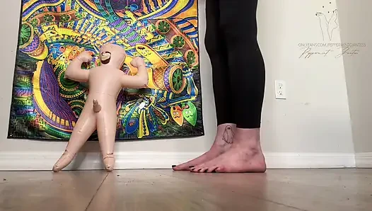 Şişme adam 16 feet büyüklüğünde domine ediliyor ve patlıyor