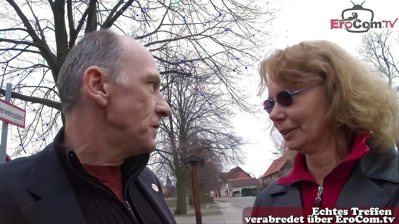 Deutsche Reife Hausfrau auf der Straße zum Sex überredet