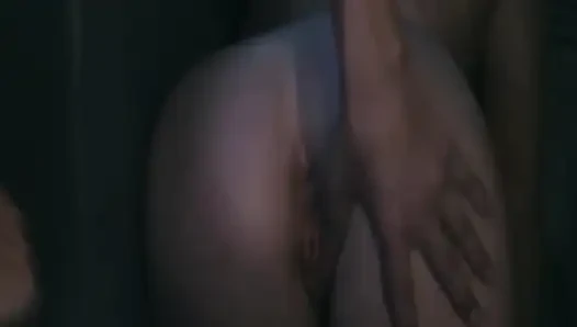 Olgun esmer orta yaşlı seksi kadın yarak emiyor ve otobüste sikiliyor