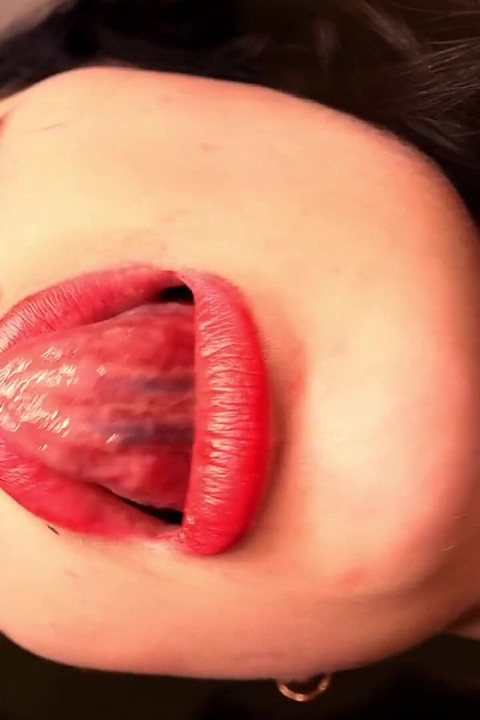 Jilat bibir merah besar dan menggoda kontol