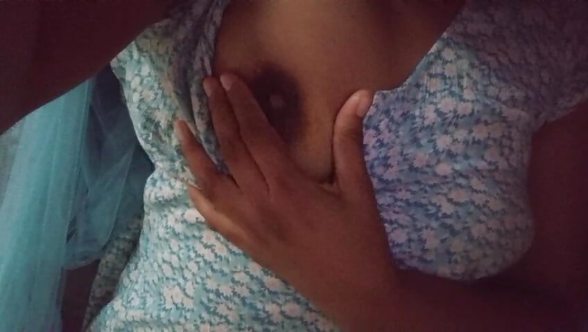O femeie din Sri Lanka își seduce partenerul prin apel video până la orgasm Doar adoră sânii mari și pizda umedă