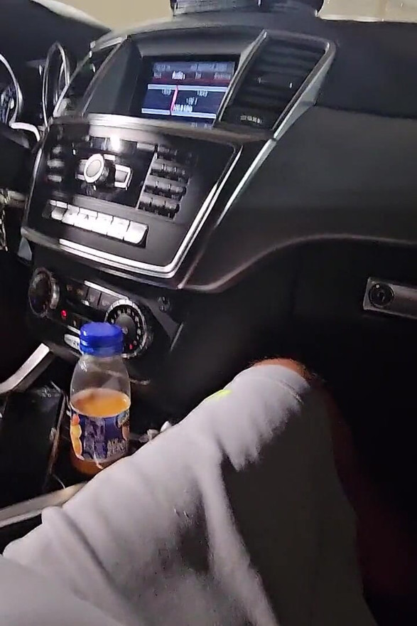 Hun tar kuken min i hånden mens vi sitter fast i trafikken på motorveien