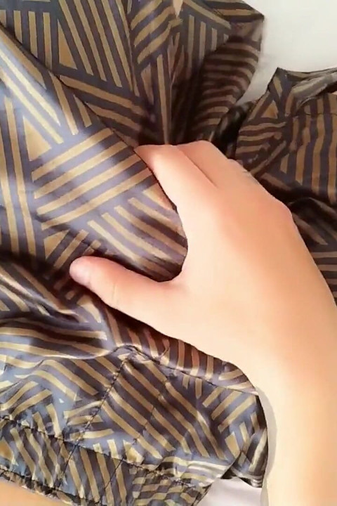 下着の中を覗いて寝る