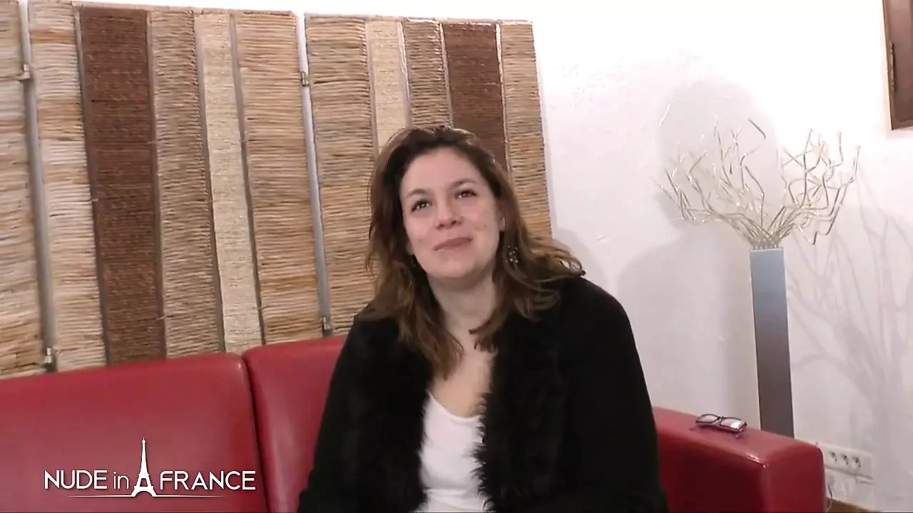 Femeia mare și frumoasă Claire, 31 de ani, este futută în cur