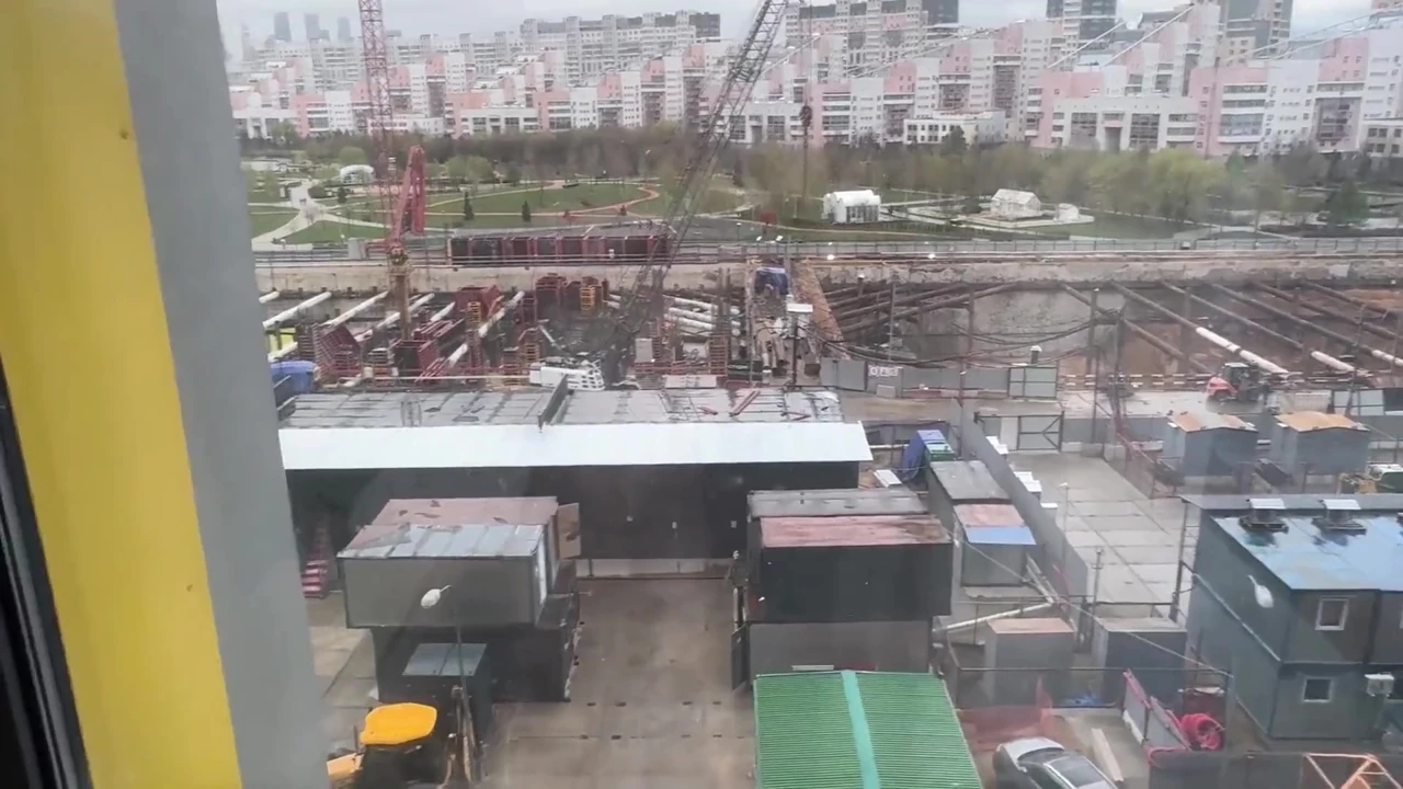 Eskiden karımın tırnaklarını yapan tırnak teknisyeni şimdi beni emiyor