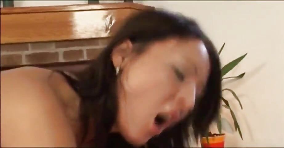 性感的大胸部黑发阴户操逼在 69 个位置舔...射在奶子上