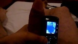 Me masturbo justo al lado de mi teléfono celular