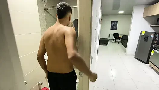 Seksi sıska kız büyük bir yarakla orgazm olana kadar duşta sikiliyor
