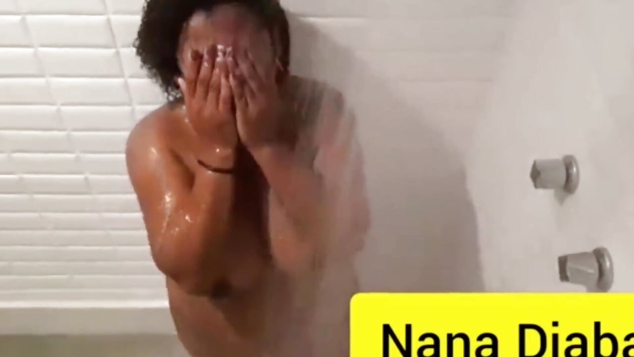 大胸女人洗澡