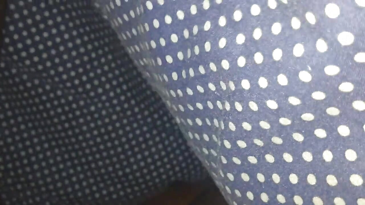 Chica traviesa dando en casa
