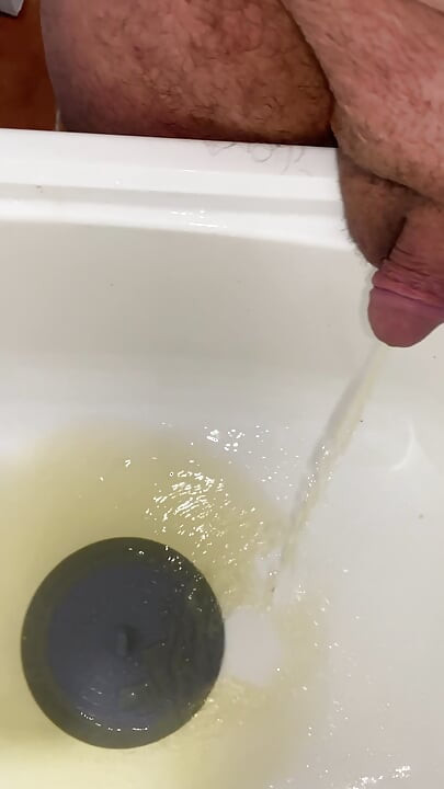 Pirsingli uyuşuk yumuşak yarak lavaboda altın sulu işiyor!