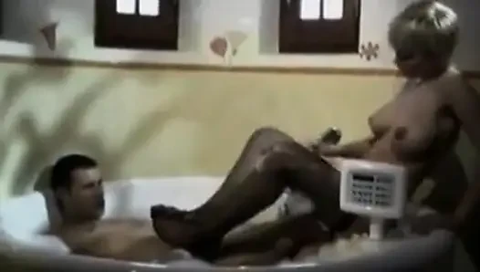 Olgun sarışın ateşli oyuncu seçmelerinde zonklayan büyük zenci gırtlağına kadar alıyor